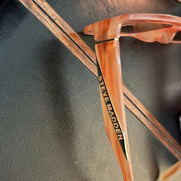 Steve Madden Sunglasses - Picture 3 of 3